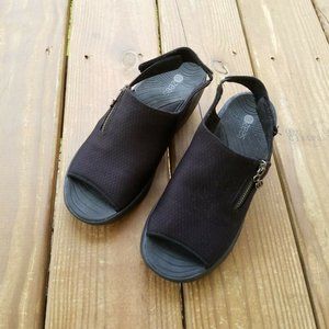 BZees Zipline 7.5 M Black Peep-Toe Wedge Sandal